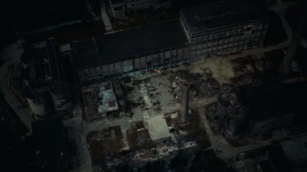 Mattone abbandonato e lastra fabbrica di pavimentazione di notte — Video Stock