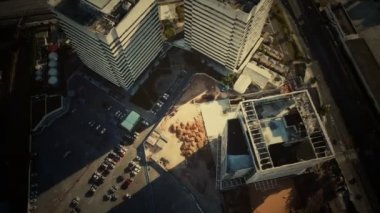 Otoparkı olan tipik küçük kasaba alışveriş merkezinin hava manzarası