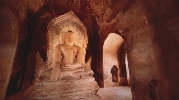 Socha sedícího Buddhy uvnitř jednoduchého chrámu bez názvu v Bagan Myanmaru — Stock video