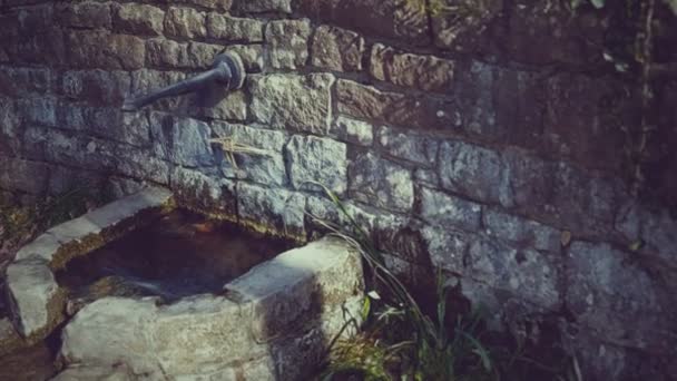 Vieux puits d'eau traditionnel historique dans un village — Video