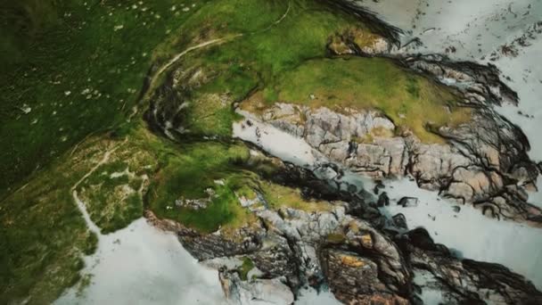 Letecký pohled na krásné pobřeží s skalními útesy — Stock video