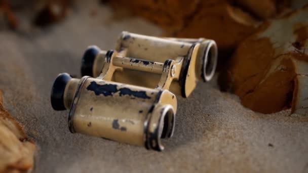 Kumsaldaki eski Alman askeri dürbünleri. — Stok video