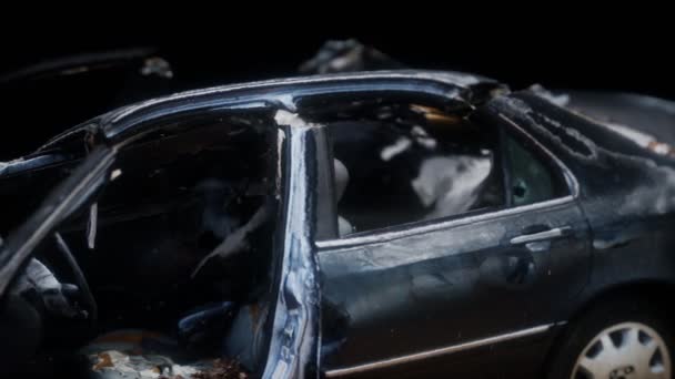 Stary zardzewiały zgnieciony samochód — Wideo stockowe