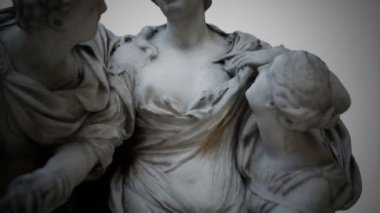 Arria ve Poetus antik heykelleri