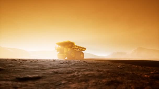 Grand camion minier jaune dans la poussière à la carrière — Video