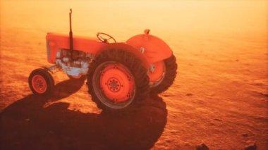 Çöldeki bir çiftlikte antika traktör.