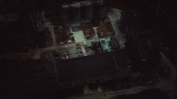 Fábrica de ladrillos abandonados y losas de pavimentación por la noche — Vídeos de Stock