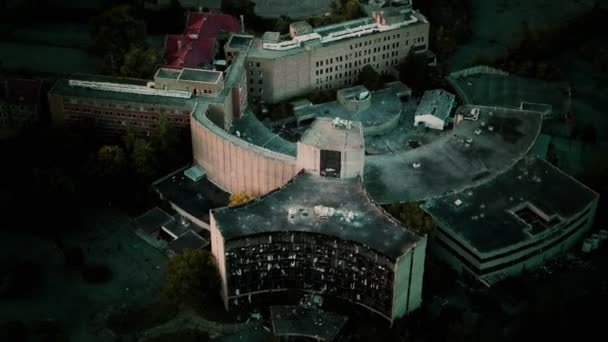Antenne verlaten ziekenhuis 's nachts — Stockvideo