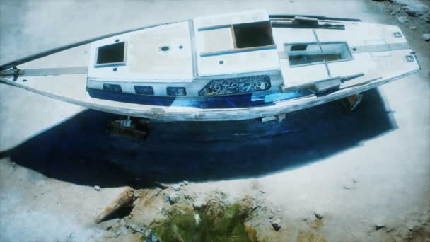 Osierocona porzucona łódź na plaży — Wideo stockowe