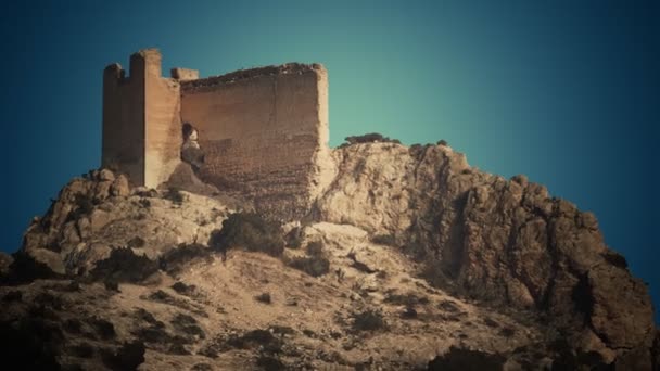 Воздушный беспилотник с видом на руины древнего замка — стоковое видео