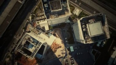 Otoparkı olan tipik küçük kasaba alışveriş merkezinin hava manzarası