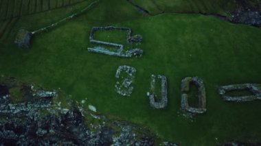 Faroe Adaları 'nın yeşil çimen tarlaları