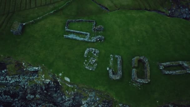 Campos de grama verde das Ilhas Faroé — Vídeo de Stock