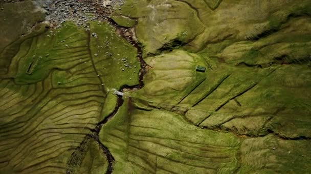 Luchtfoto van groen landschap op de Faeröer — Stockvideo