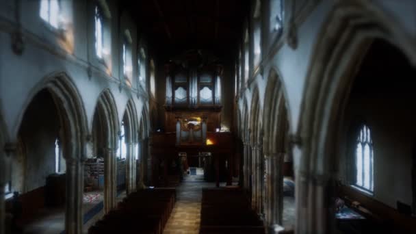 ロンドンのバービカン・エステートにある聖ジャイルズ教会 — ストック動画
