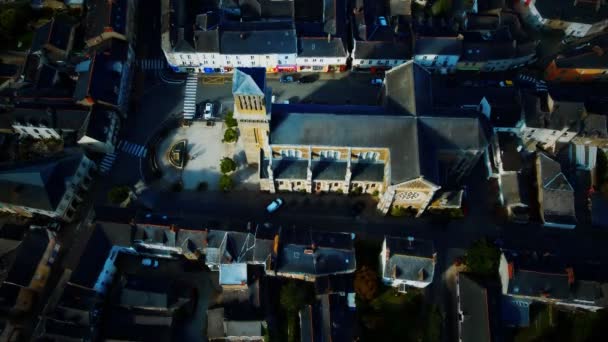 Vista aérea del casco antiguo con los campanarios de la iglesia de Saint Laurent — Vídeos de Stock