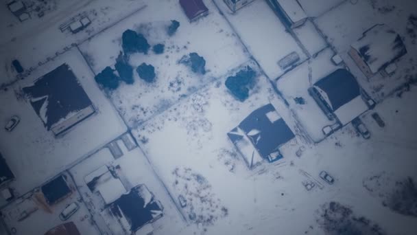 Klidné malé městečko pod čerstvým sněhem časně ráno v zimě — Stock video