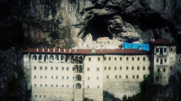 Sumela kolostor a sziklás hegyen — Stock videók