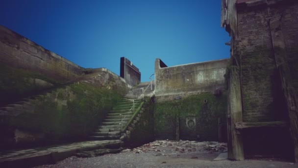 Antigua pared y escaleras cubiertas de musgo — Vídeo de stock
