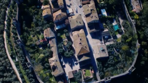 Luchtfoto van Monteriggioni stad — Stockvideo