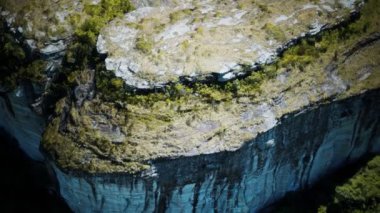 Atlantik Okyanusu kıyısındaki kayalıklar Algarve Portekiz