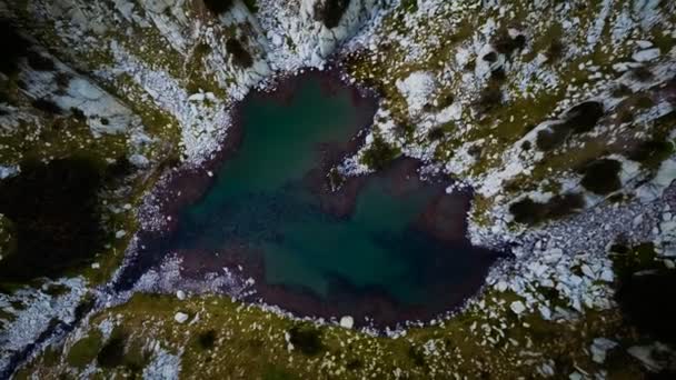 Λίμνη σε σχήμα καρδιάς Αεροφωτογραφία — Αρχείο Βίντεο
