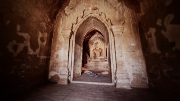 Posąg siedzącego Buddy wewnątrz prostej świątyni w Bagan Myanmar — Wideo stockowe