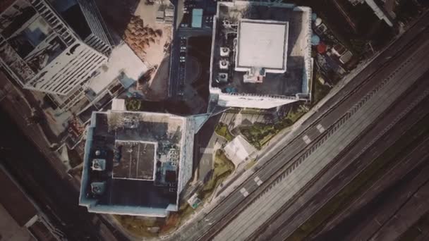 典型的有停车场的小城镇购物中心的空中景观 — 图库视频影像