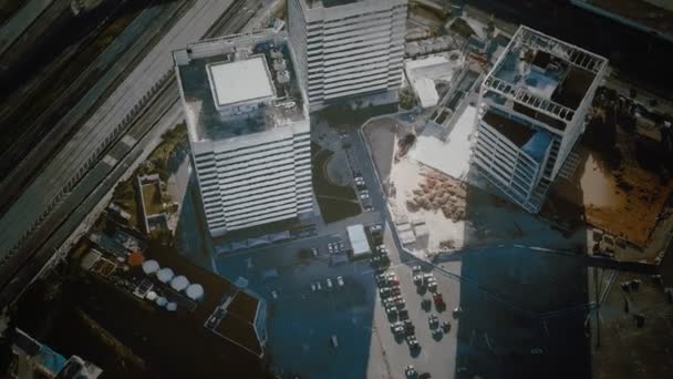 Вид з повітря на типовий невеликий міський торговий центр з парковкою — стокове відео