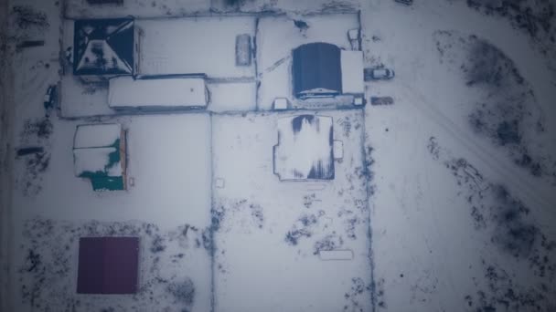 Békés kisváros friss hó alatt kora reggel télen — Stock videók