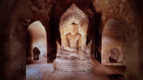 Estátua de Buda sentado dentro de um templo simples sem título em Bagan Myanmar — Vídeo de Stock