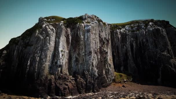 La côte de l'océan Atlantique avec falaise rocheuse — Video