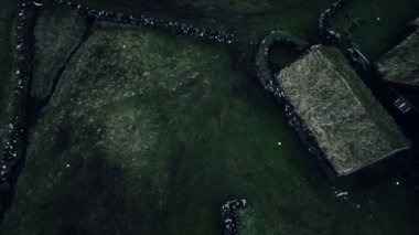 Faroe Adaları 'nda çim çatılı tarihi taş ev.
