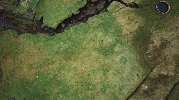 Αεροφωτογραφία του πράσινου τοπίου στις Νήσους Φερόε — Αρχείο Βίντεο