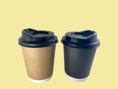 Kağıt maket kahve fincanı, beyaz masadaki sıcak kahve, bulanık, yumuşak beyaz perde arka planı. Sabah işçileri için ferahlatıcı kafein üretiyor. Boşluğu kopyala