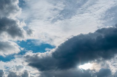 Güneş ışığında dramatik kara bulutlar, yağmur mevsiminde bulutlu bir gün..