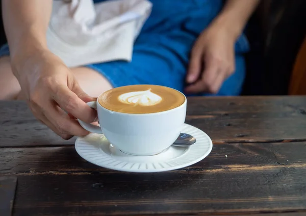 Nahaufnahme Der Hand Hält Spät Bilden Heißen Kaffee Herzförmige Tasse Stockbild