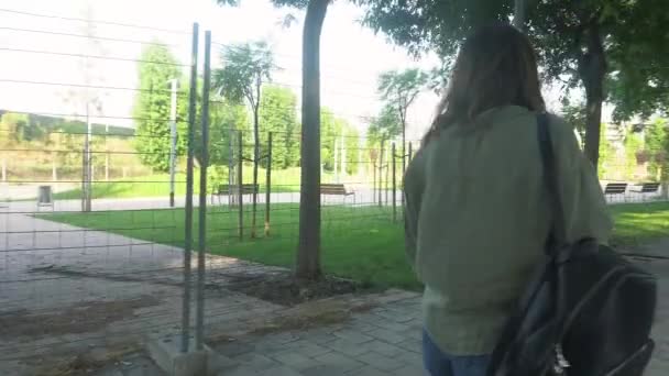 Koronavirüs Maskesiyle Yürürken Cep Telefonuna Bakan Genç Bir Kız — Stok video