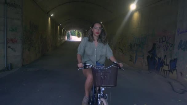 Jong Meisje Met Bril Rijden Een Stad Fiets Uit Een — Stockvideo