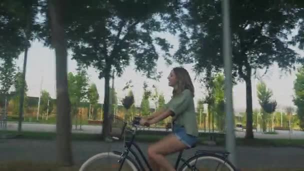 Młoda Dziewczyna Okularach Rowerze Miejskim — Wideo stockowe