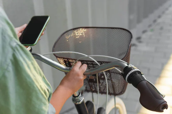 Close Uma Jovem Usando Seu Smartphone Uma Bicicleta — Fotografia de Stock