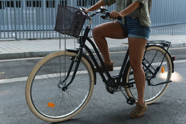 Junges Mädchen Sitzt Auf Ihrem Hipster Fahrrad Einer Urbanen Umgebung — Stockfoto