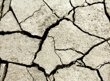 arkaplanda çatlaklar var