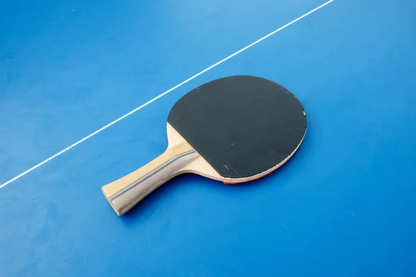 Fekete Ütő Ping Pong Feküdt Kék Asztal Tetején Nézet — Stock Fotó