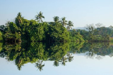 Kanchanaburi Tayland 'daki Kwai Nehri' nin yansımasıyla güzel bir manzara..