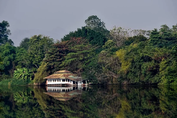 Paisagem Incrível Com Reflexão Casa Flutuante Velha Selva Rio Kwai — Fotografia de Stock