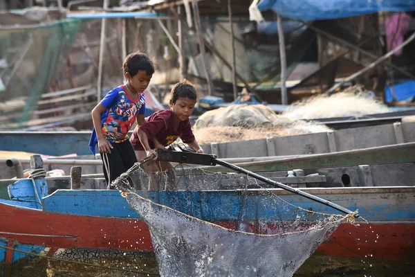 Siem Reap Camboya 2019 Los Niños Sacan Red Pesca Del — Foto de Stock