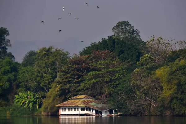 Increíble Paisaje Antigua Casa Flotante Selva Río Kwai Kanchanaburi Tailandia — Foto de Stock