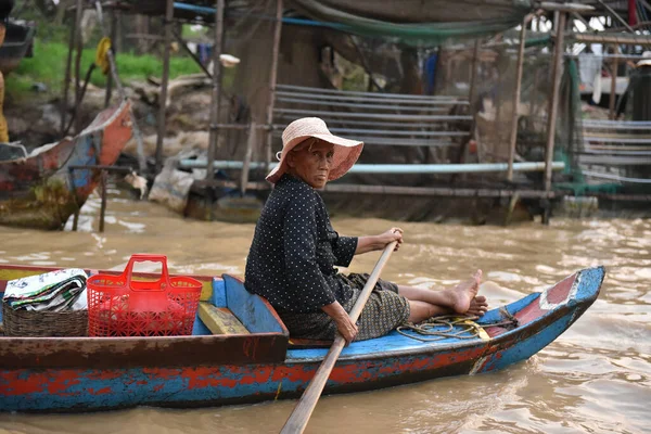 Siem Reap Camboya 2019 Las Mujeres Camboyanas Navegan Barco Cerca — Foto de Stock