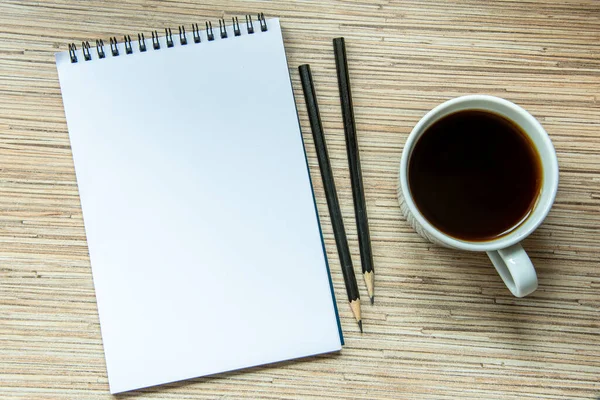 Uma Chávena Café Caderno Com Dois Lápis Sobre Fundo Madeira — Fotografia de Stock